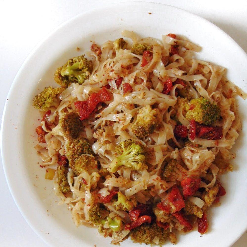 Pasta con brócoli y tomates secos