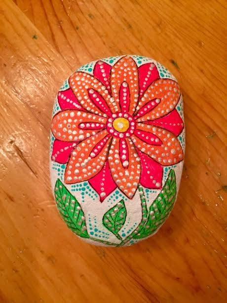 Flor roja pintada en piedra