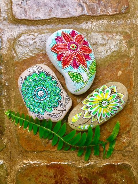 Flores en piedras pintadas por Marzena en PiedraCreativa