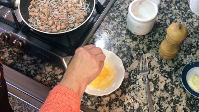 Batimos el huevo para el revoltijo