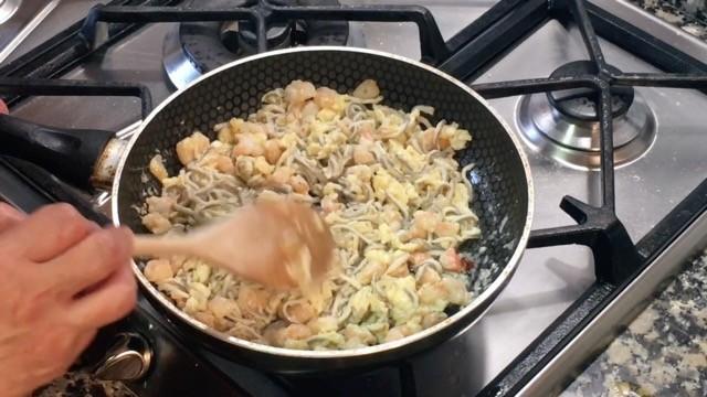 Revoltijo con angulas sucedáneas y gambas