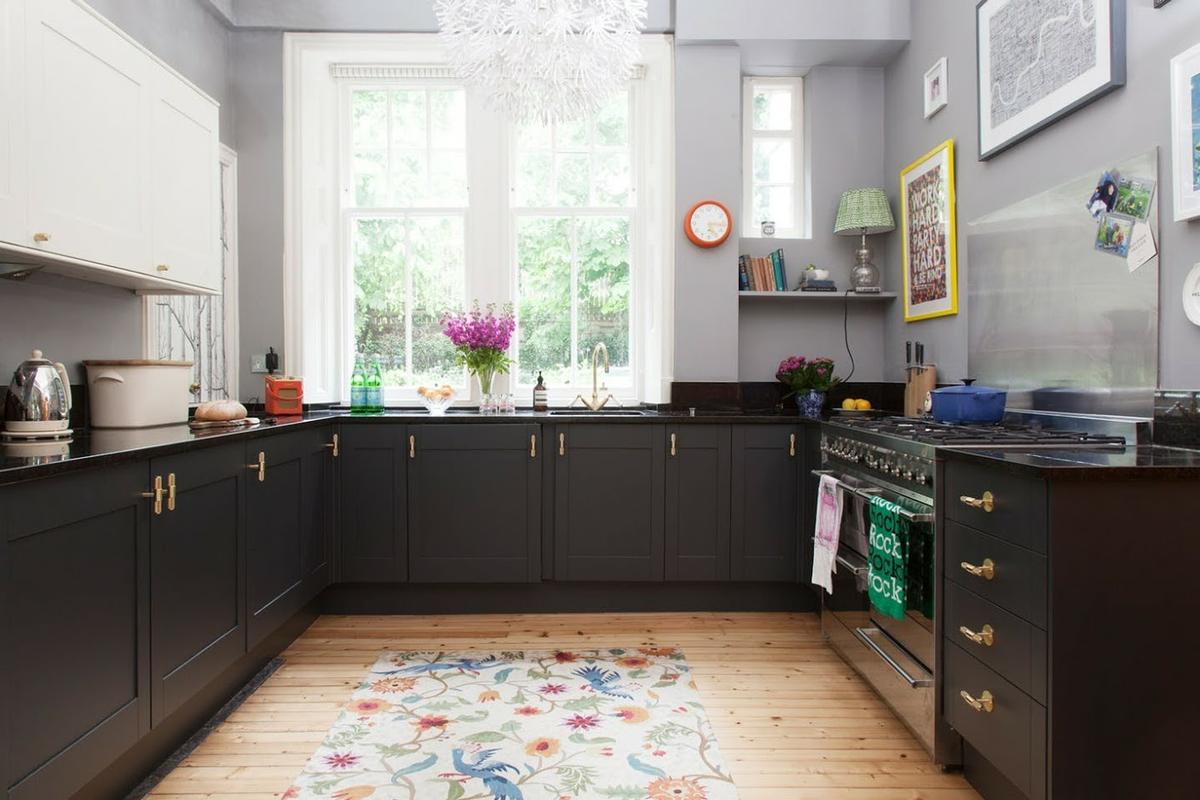 cocina con muebles de color negro