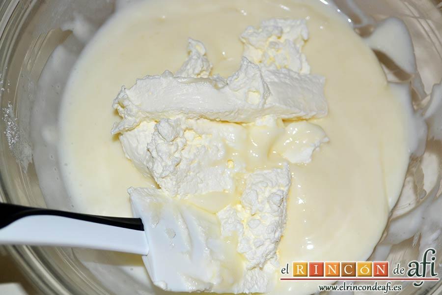 Pastel de soletillas, mascarpone y Nutella, añadir la nata montada (crema de leche) y mezclar