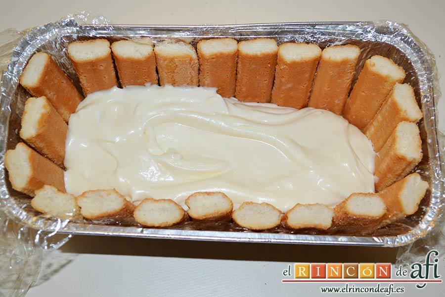 Pastel de soletillas, mascarpone y Nutella, poner los bizcochos humedecidos tanto en la base como en los bordes y verter la mitad de la mezcla