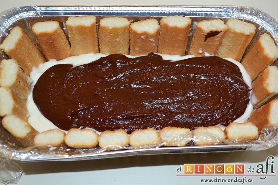 Pastel de soletillas, mascarpone y Nutella, alisar la superficie y verter la mezcla de Nutella
