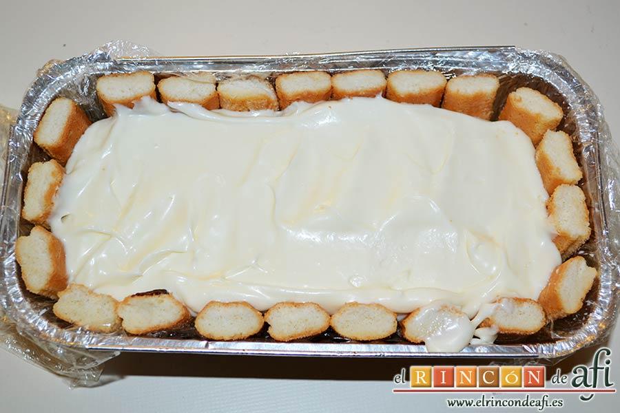 Pastel de soletillas, mascarpone y Nutella, alisar y verter por encima el resto de la crema de mascarpone