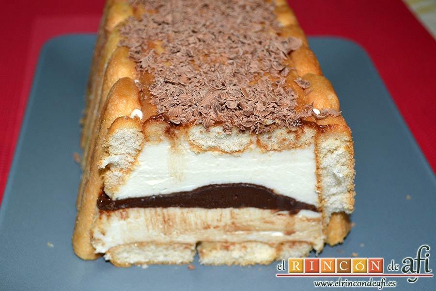 Pastel de soletillas, mascarpone y Nutella, cortar en porciones