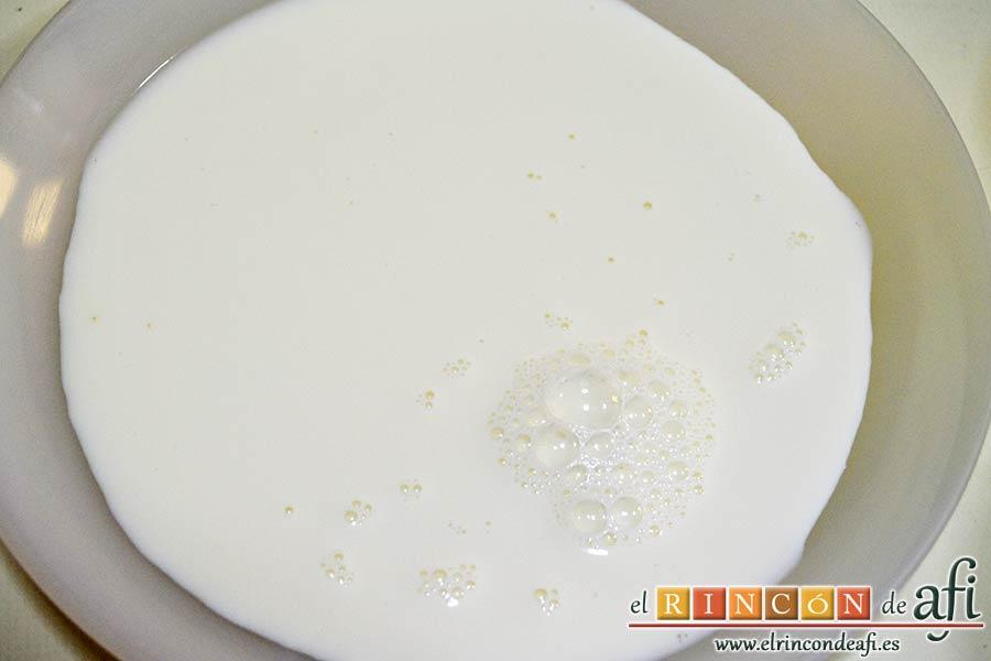 Pastel de soletillas, mascarpone y Nutella, poner la leche en un plato