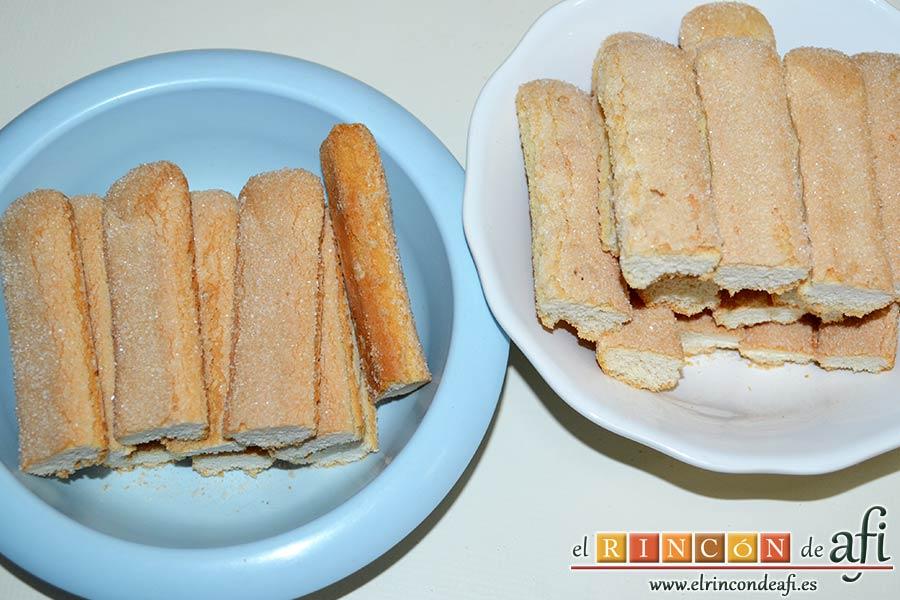 Pastel de soletillas, mascarpone y Nutella, cortar los bizcochos de soletilla midiendo la altura del molde