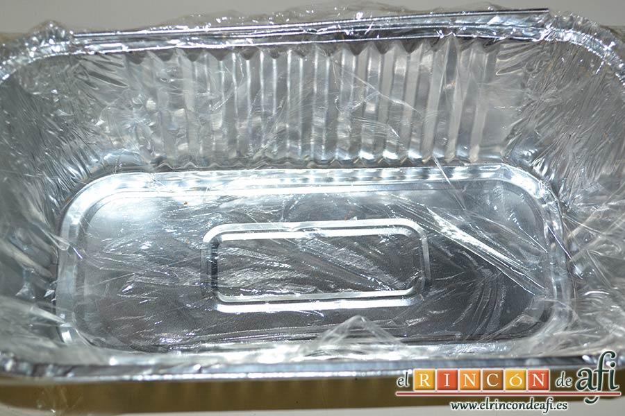 Pastel de soletillas, mascarpone y Nutella, cubrir el molde con film