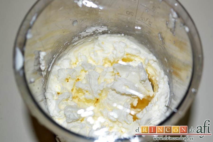 Pastel de soletillas, mascarpone y Nutella, montar la nata (crema de leche) y guardar en la nevera