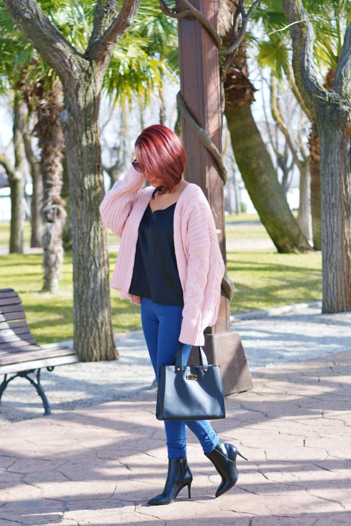 Top negro con chaqueta de punto