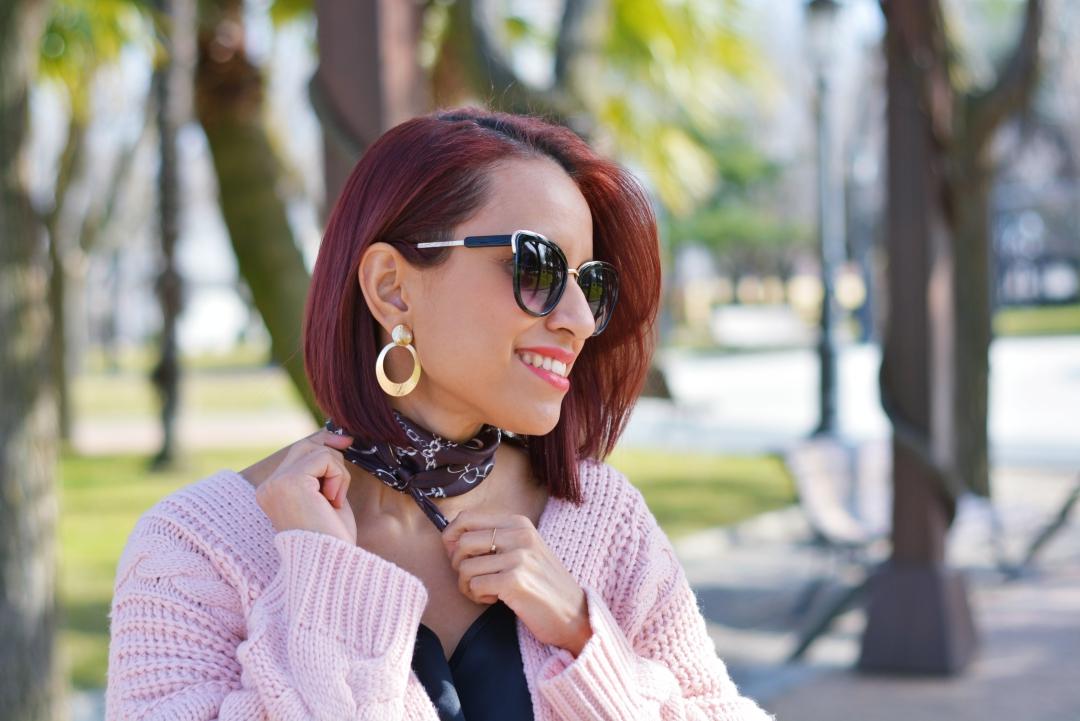 Pendientes dorados y pañuelo