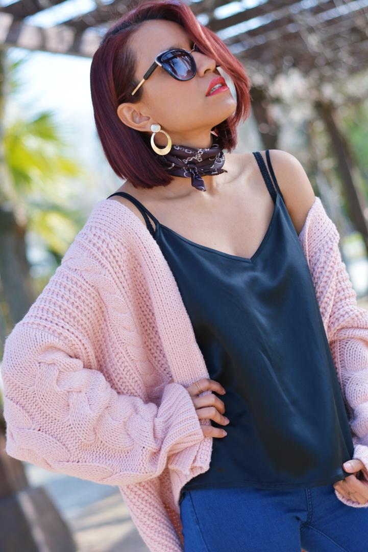 Look casual con top y chaqueta de punto