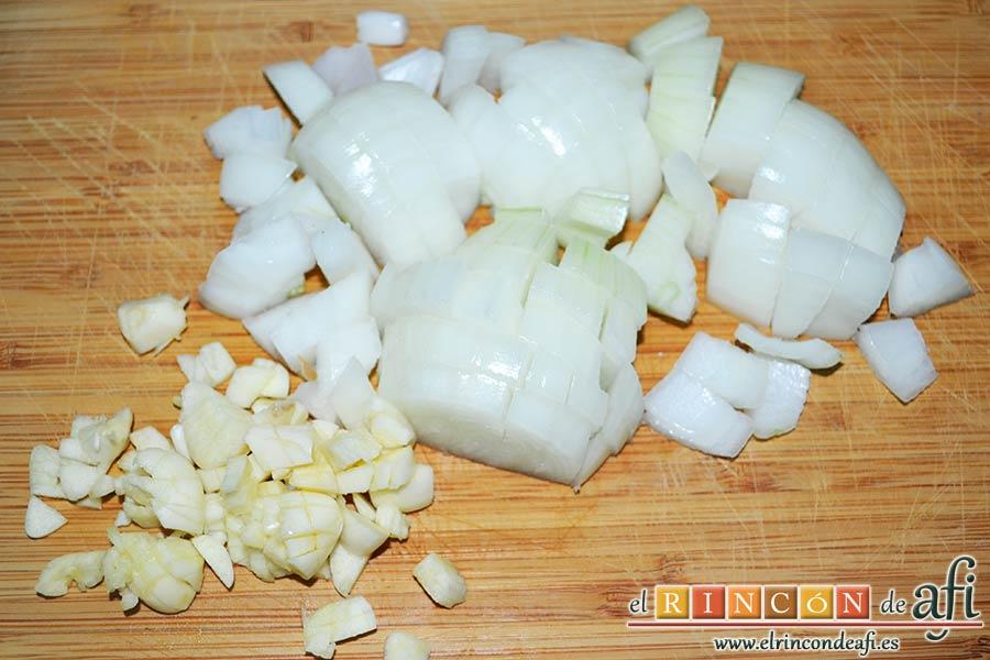 Pollo a la catalana, picar los ajos y las cebollas