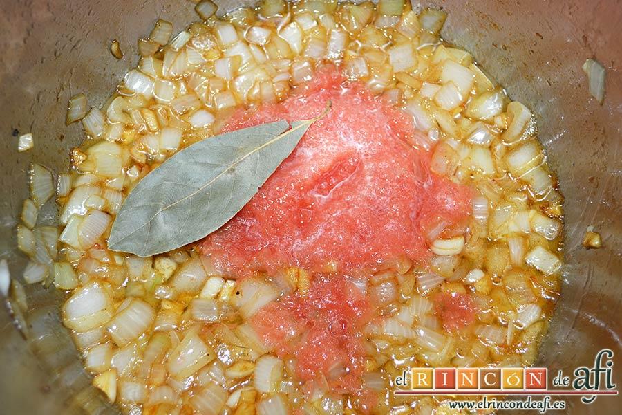 Pollo a la catalana, añadir el tomate y el laurel