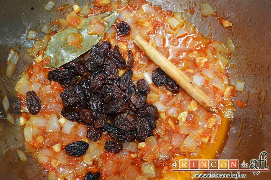 Pollo a la catalana, añadir la rama de canela y las pasas