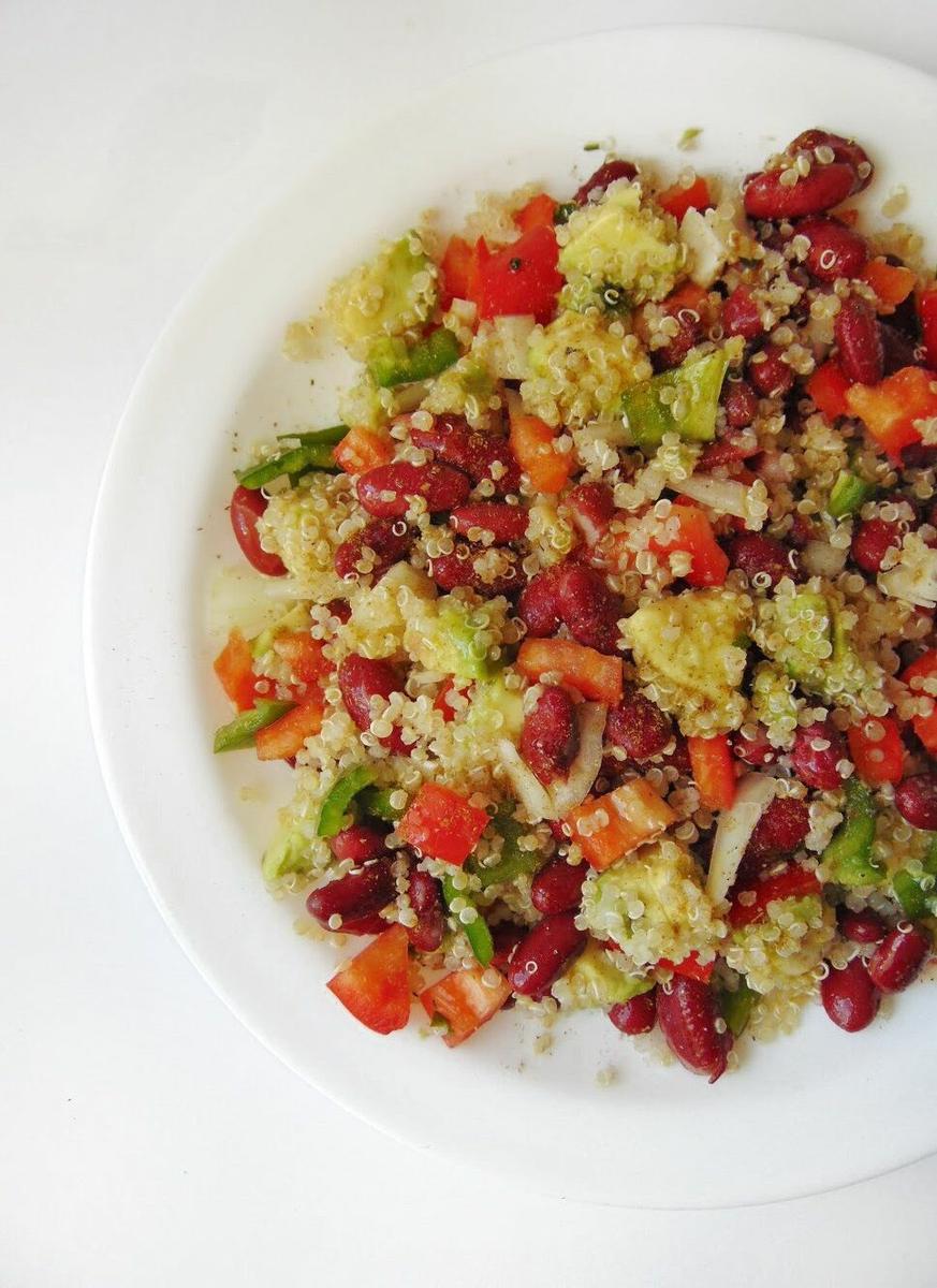ensalada fria de alubias rojas y quinoa | quinoa con verduras y aguacate