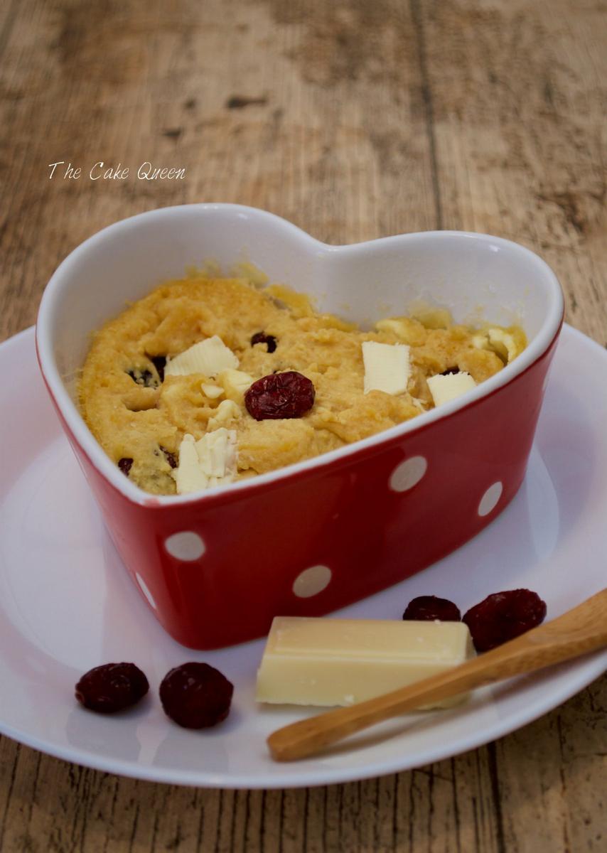 Mug cookie de chocolate blanco y arándanos