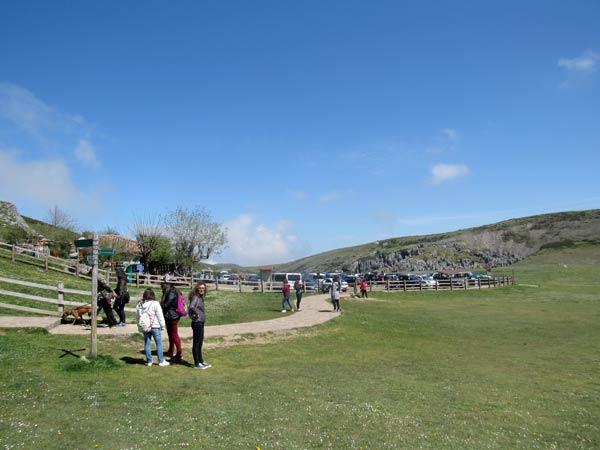 Hacia la izquierda podemos subir a un mirador interlagos. Hacia la derecha, hacia las minas.