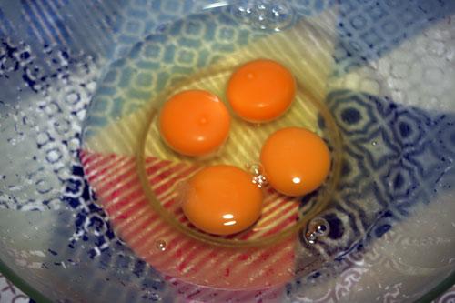 batir-4-huevos-para-el-Quesillo