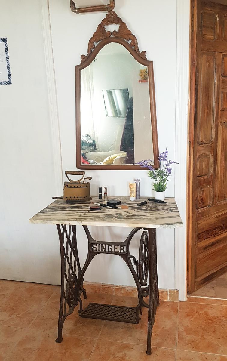 espacio de tocador con pie de maquina de coser espejo y mesa - vista general