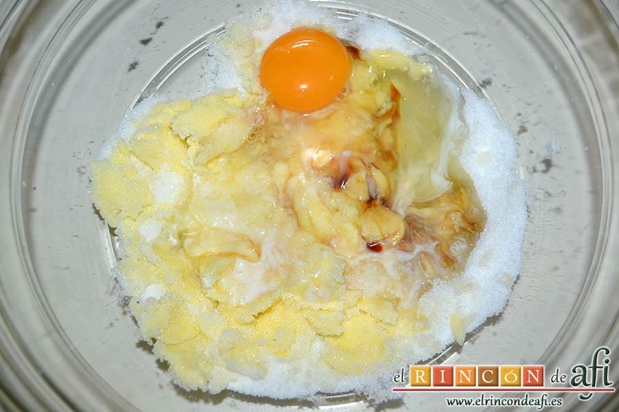 Red Velvet Cookies, batir y añadir el huevo, el extracto de vainilla, la leche, el zumo de limón