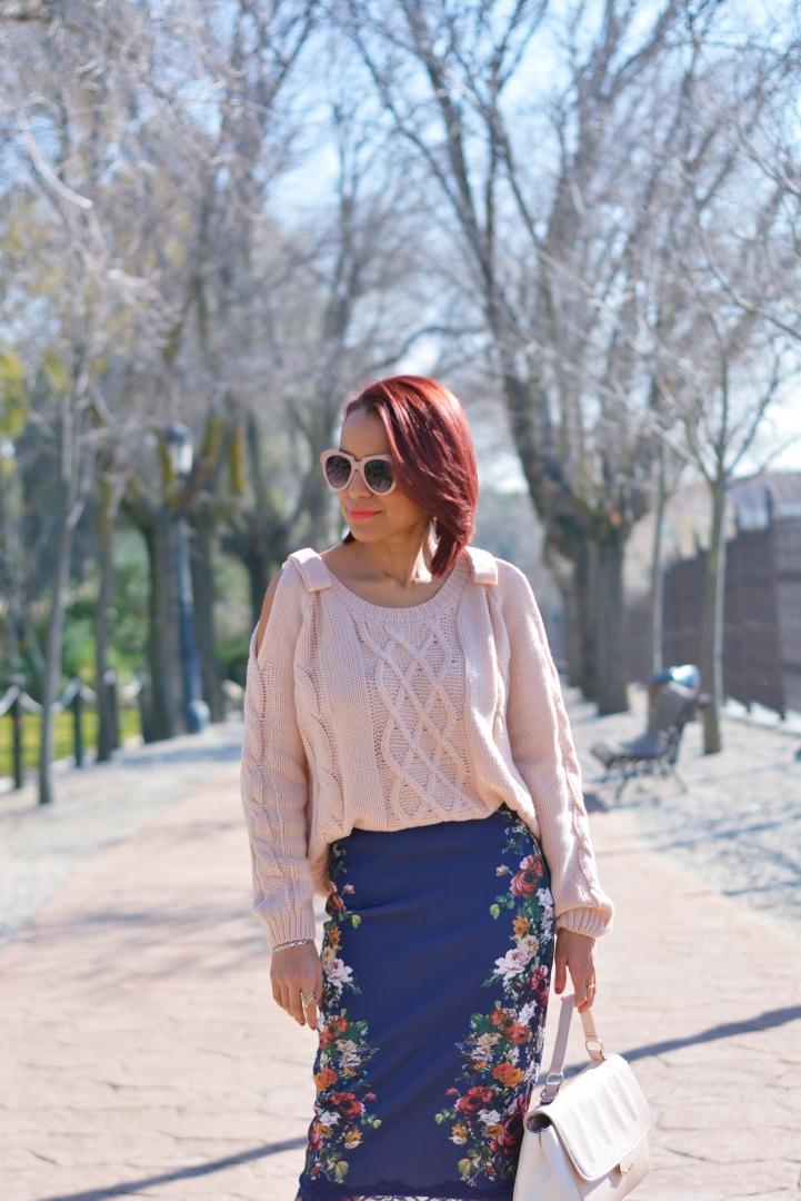 Outfit con falda flores y jersey rosa