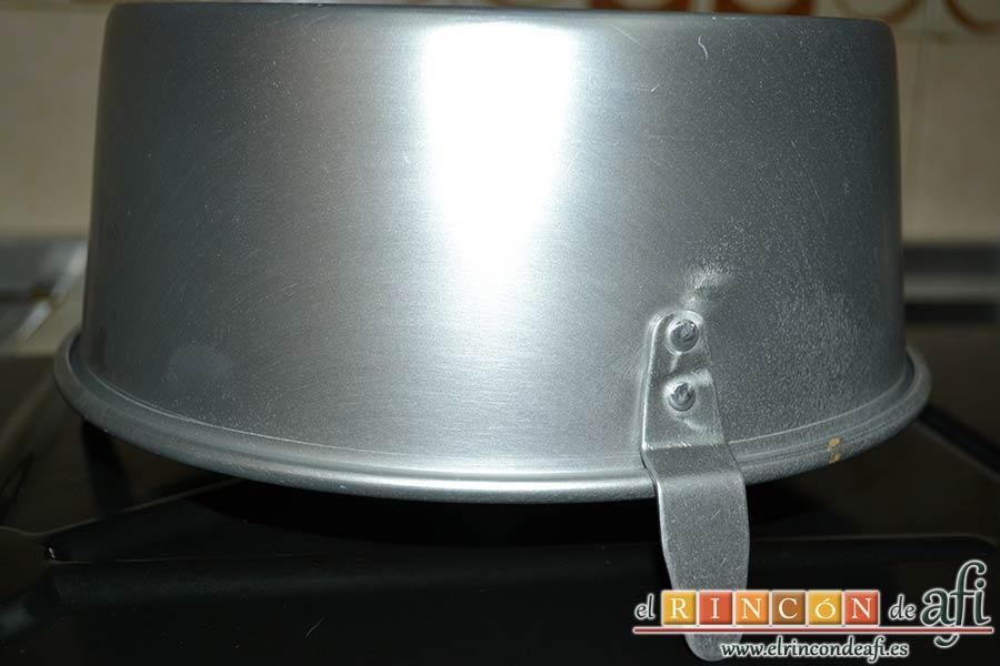 Pastel de ángel, hornear y una vez se saque el molde del horno, darle la vuelta