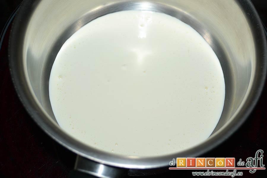 Pastel de ángel, poner la nata (crema de leche) a calentar en un cazo