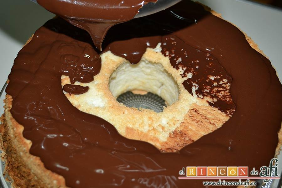 Pastel de ángel, verter el chocolate sobre el pastel