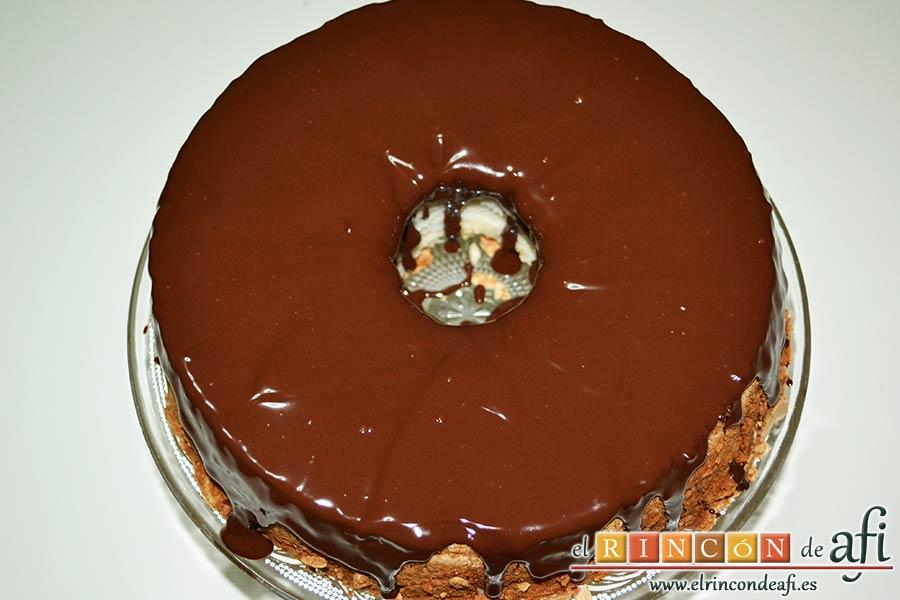 Pastel de ángel, cubrir bien y dejar que se enfríe el chocolate