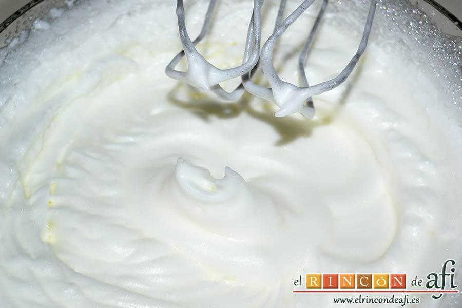 Pastel de ángel, aumentar la velocidad hasta montar las claras y que se formen picos firmes