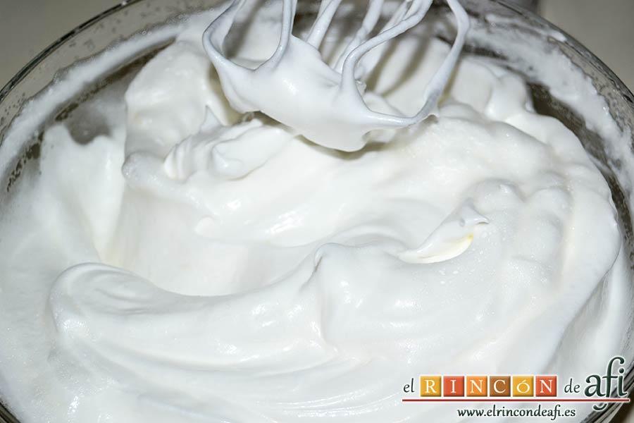 Pastel de ángel, ir añadiendo el azúcar cucharada a cucharada sin dejar de batir