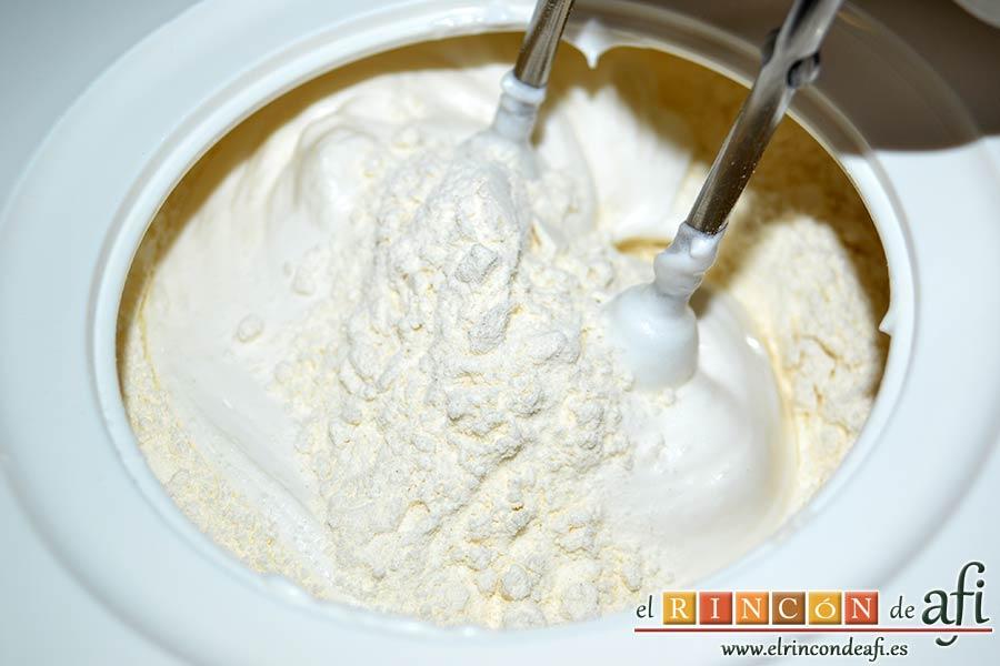 Pastel de ángel, añadir la harina tamizada cucharada a cucharada sin dejar de batir