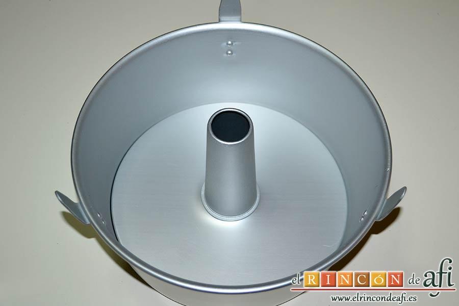 Pastel de ángel, preparamos un molde especial tipo Bundt