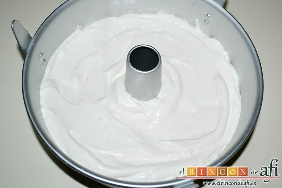 Pastel de ángel, volcar la mezcla en el molde y nivelar con una espátula