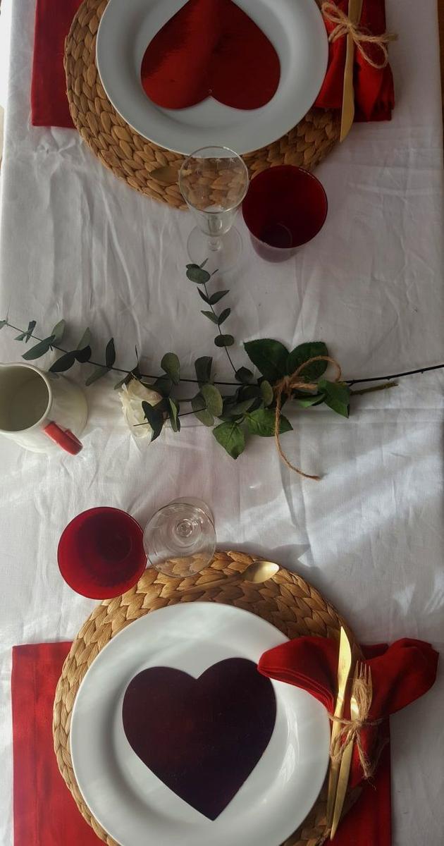 Una mesa con mucho corazón para San Valentín