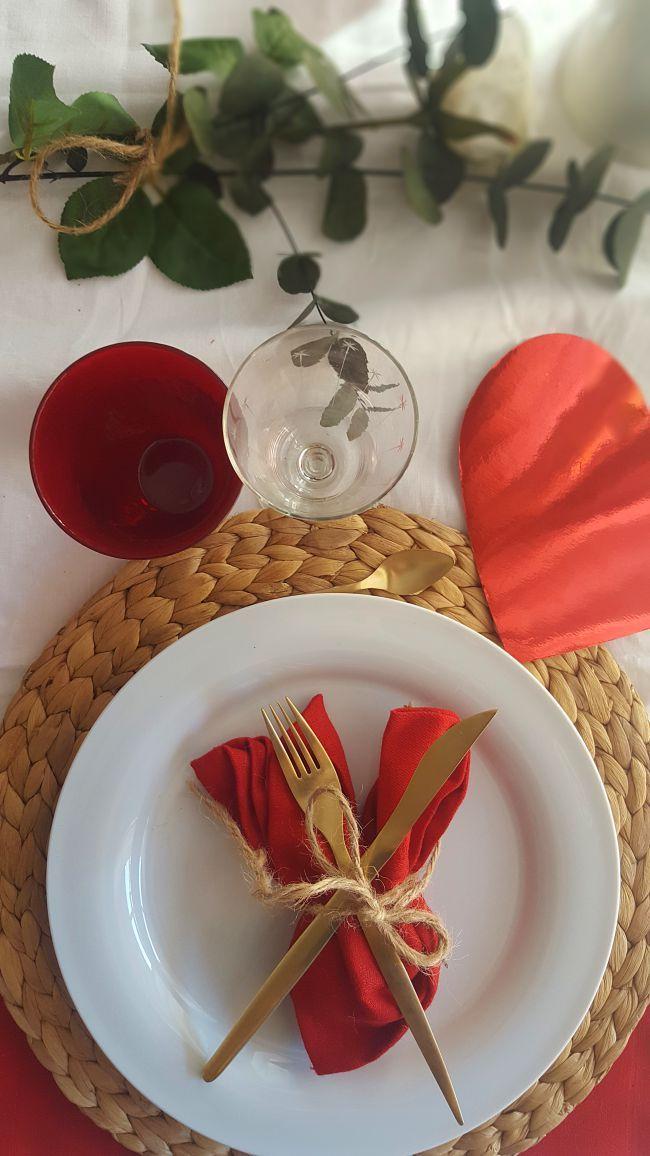 Una mesa con mucho corazón para San Valentín