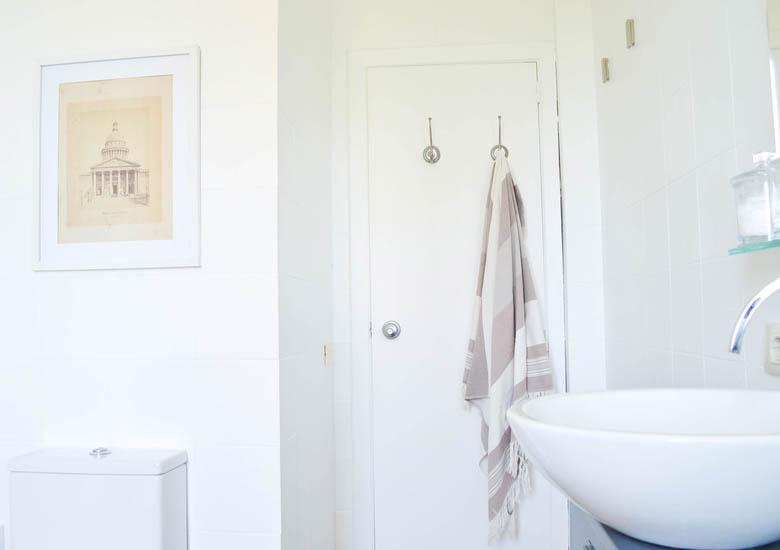 antes y despues, cambio de look, cuarto de baño, casa três, estilo nordico, pintura azulejos, leroy merlin, reciclar muebles, lavabo sobreencimera