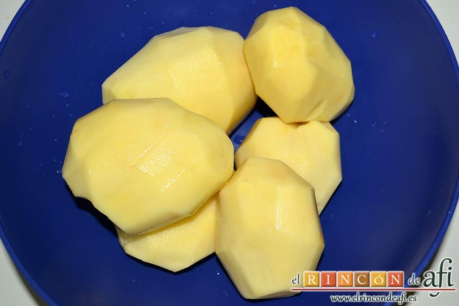 Tortitas de papas y bacon, pelar las papas