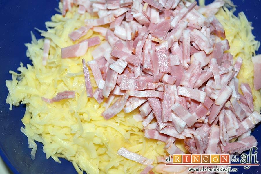Tortitas de papas y bacon, mezclar en un bol las papas ralladas escurridas y el bacon
