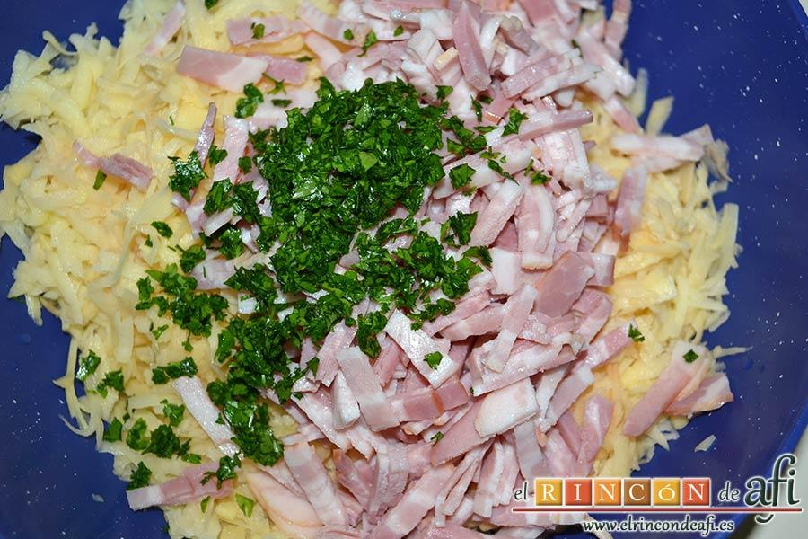 Tortitas de papas y bacon, añadir el perejil picado