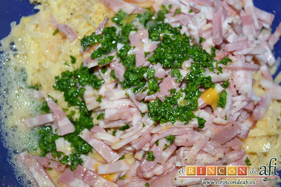 Tortitas de papas y bacon, agregar los huevos al bol