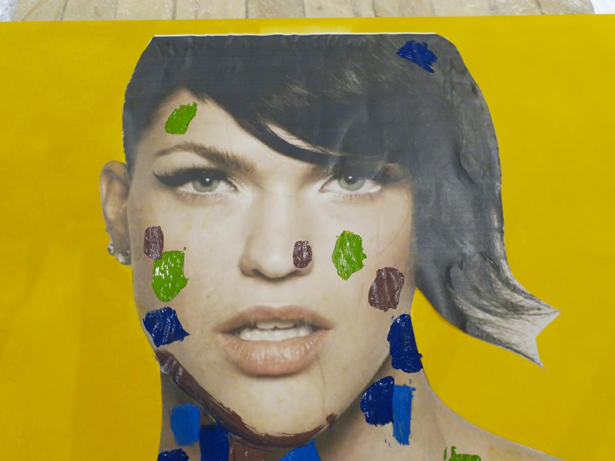 vete pintando colores en el retrato