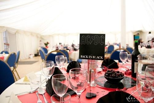 Mesas en boda rockera