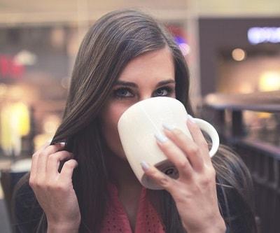 Cómo teñirse el cabello de oscuro