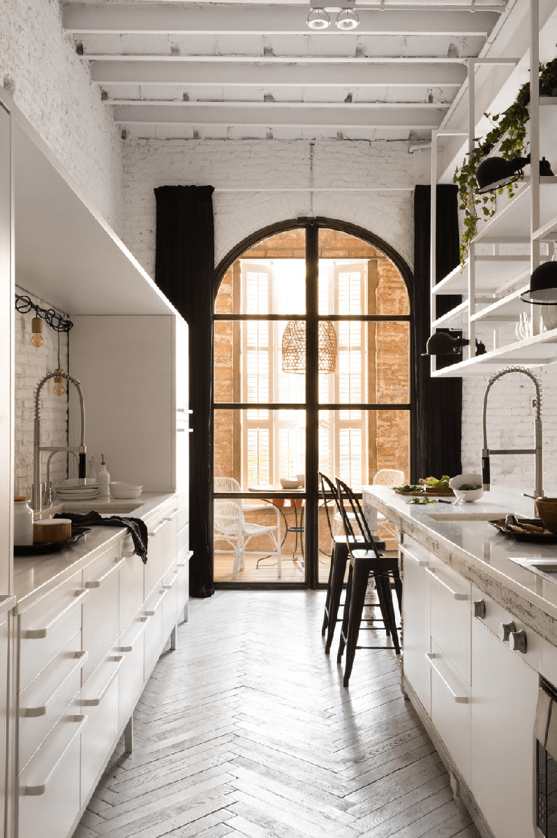 Las_claves_del_estilo_eco_chic_decoinspiración_decolook_vista_de_la_cocina_suelo_natural_pintado