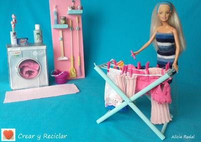 Mini tendedero plegable de ropa para casa de muñecas con reciclaje DIY