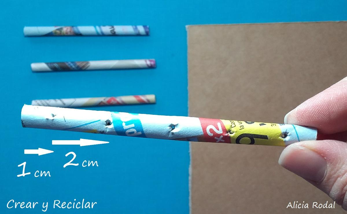 Mini tendedero plegable de ropa para casa de muñecas con reciclaje DIY